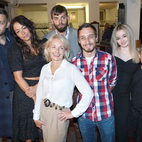 Také Veronika Žilková si pořídila početnou rodinu. Čtyři děti porodila, dvě si vzala z dětského domova. Na snímku s biologickými syny Vincentem a Cyrilem, osvojeným synem Janem Herclíkem a vlastními dcerami Agátou Hanychovou a Kordulou Stropnickou.