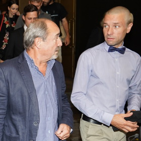 Herec Václav Neužil si kvůli natáčení filmu Zátopek nechal na hlavě udělat lysinu.