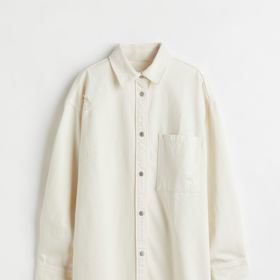 Bílé džínové košilové šaty. H&M, 639 Kč