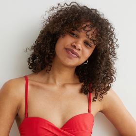 Jasně červená bikinová balkonetka. H&M, 399 Kč