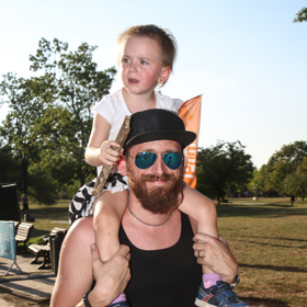 Podle statusů na Facebooku jsou děti skutečným středobodem vesmíru Tomáše Třeštíka. Píše zde o nich poměrně často.