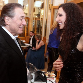 Karel Gott a Olga Lounová. Poprvé se setkali na jejím koncertu v Divadle Broadway, kde Mistr plánoval setrvat jen čtvrt hodinky. 