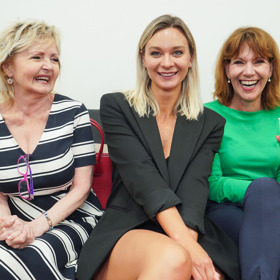 Eva Hrušková (vlevo) už stihla své dovolenkové plány probrat s modelkou Bárou Mottlovou (uprostřed) a moderátorkou Michaelou Dolinovou (vpravo).