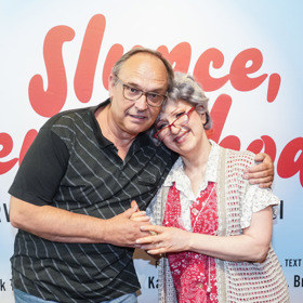 Herec Pavel Kikinčuk se v muzikálu Slunce, seno, jahody setkává s Jaroslavou Kretschmerovou. On hrál ve filmu Šimona Pláničku, ona Evíka.