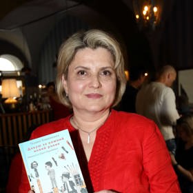 Manželka ukrajinského velvyslance v České republice, Olga Perebyjnis, se může pyšnit překladem slavné knihy Haliny Pawlowské, Díky za každé nové ráno.