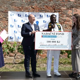 Podolská nemocnice dostala také dar 100 000 korun díky akci Anděl mezi zdravotníky. Během předávání šeku nechyběl organizátor akce, David Novotný (vlevo), aktuální vítěz soutěže Anděl mezi zdravotníky, Patrice Awonseba Baba-Musah, a dcera prezidenta republiky Kateřina Zemanová (vpravo).