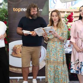 Během křtu pochopitelně nesmělo chybět čtení, kterého se ujala Tereza Bebarová.