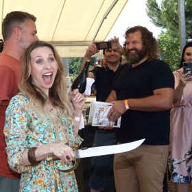 Tereza Bebarová společně s Josefem Maršálkem a Besky pokřtili druhý díl tištěné video kuchařky, která je plná rodinných receptů amatérských kuchařů, Naše kuchařka 2. 