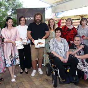 Iva Trhoňová patří do týmu Topreceptů a zúčastnila se křtu nové knihy Naše kuchařka 2. 