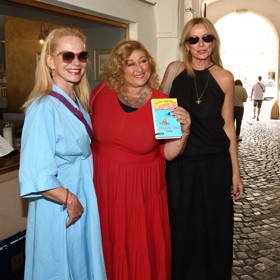 Chybět nesměly ani její další kamarádky - Jitka Asterová (vlevo) nebo Ivana Chýlková (vpravo).