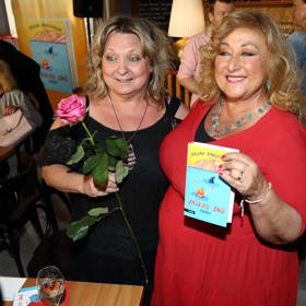 Křest její nové knihy Zájezd snů přilákal řadu dalších známých osobností, například herečku Martinu Hudečkovou, partnerku zesnulého režiséra Juraje Herze.