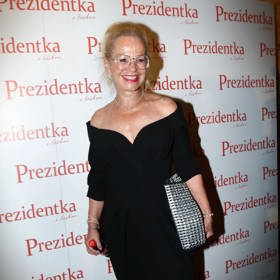 Herečka Jitka Asterová oblékla černé šaty. 