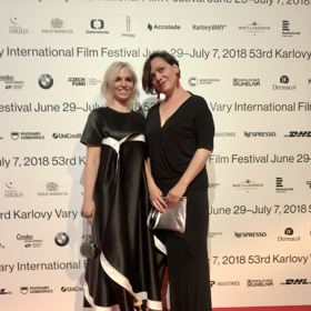 Zahájení festivalu vyžaduje velkou večerní, neboli black tie, a je příležitostí pro milá setkání. Šéfredaktorka Markéta Behinová ve společnosti PR manažerky firmy YES Visage Radky Pilzové. 