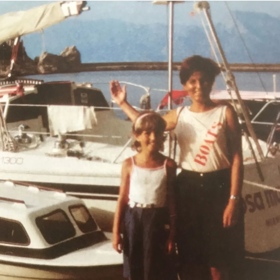 „Sametová revoluce přišla v mých dvanácti. O politice se doma hodně mluvilo, protože naše země se z nesvobodné stávala svobodnou, kandidovali poprvé svobodně politici," vysvětluje v rozhovoru.