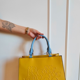 Žlutá kabelka do ruky s modrými držadly. Roccobarocco, Fashion Arena Prague Outlet, 2544 Kč