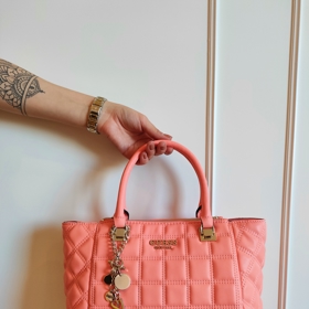 Lososová prošívaná kabelka. GUESS, Fashion Arena Prague Outlet, 2970 Kč