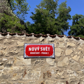 Dům se nachází na Hradčanech. 