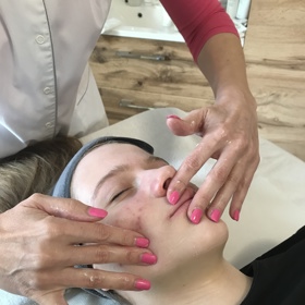 Základem je o aknózní pleť správně pečovat. Naše spolupracovnice Mia (16) se svěřila do rukou profesionální kosmetičky.