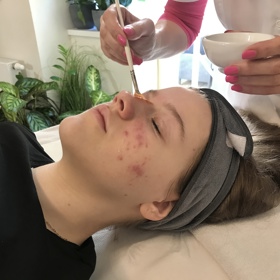 Kosmetička dopřeje pleti profesionální péči a doporučí vám nejvhodnější produkty.