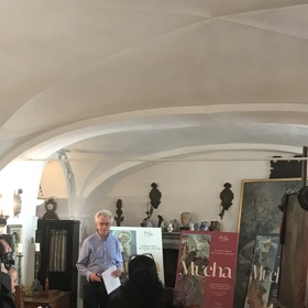 Setkání s novináři proběhlo v přízemí domu, které zdobí typické stropní klenutí. Dům proslul mimo jiné i bujarými večírky, které Alfons Mucha pořádal. 