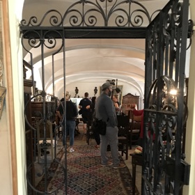 Atmosféra na vás dýchne hned u vchodu do přízemních prostor domu. Muchovi se do domu na Hradčanech nastěhovali v roce 1950 poté, co jim komunisté zabavili vilu v Bubenči.