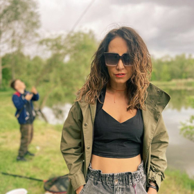 Velké brýle Agátě Hanychové rozhodně sluší. Není tedy divu, že si jedny takové, konkrétně z online prodejny luxbryle.cz, pořídila i na letošní sezonu. 