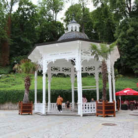 Pramen Svoboda se původně používal ke koupelím. Najdete ho v altánu uprostřed lázeňské části Karlových Varů.