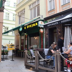 Venkovní posezení je příjemné, protože se nachází mimo hlavní tepnu kolonády.