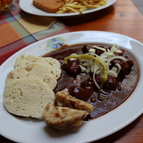 Plzeňský guláš se špekovým a houskovým knedlíkem vyjde v restauraci U Švejka na 229 korun.