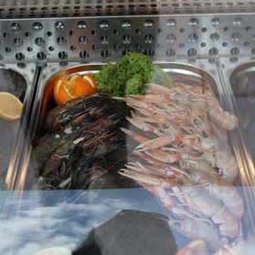 Uvnitř se na hosty smějí krevety a mušle.