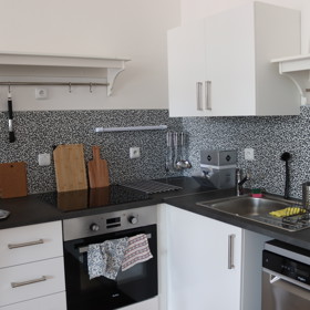 Kuchyň je velká, světlá a připravena k použití. Součástí pomoci jsou služby potravinové banky.