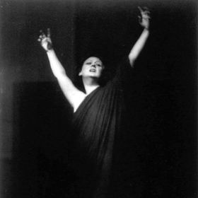 "Tanec je pohyb vesmíru soustředěný v jednotlivci."