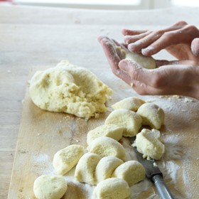Knedlíčky je možné připravit také z jáhlů. Jsou mnohem zdravější a na chuti jim to neubírá.