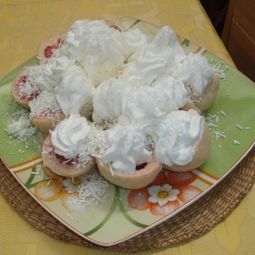 Jahodové knedlíky z tvarohového těsta lze dozdobit i šlehačkou.