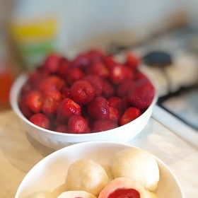 Jahodové knedlíky z tvarohového těsta vypadají na řezu báječně. Ale něco jim ještě chybí...