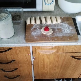 Jahodové knedlíky z tvarohového těsta: Z měkkého tvarohu, polohrubé mouky a celého vejce vypracujeme těsto, které trochu osolíme. Pak jej rozdělíme na stejné dílky a ty naplníme jahodami.