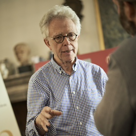 John Mucha, vnuk Alfonse Muchy, je zakladatelem Muchovy nadace a předseda její správní rady.  