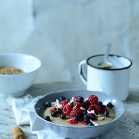 Kaše z celozrnné špaldové krupice s ovocem vypadá stejně dobře, jako ta obyčejná - ale je mnohem zdravější.