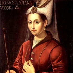 Roxana byla křesťanka a patřila do harému tureckého sultána Sulejmana Nádherného. Aby získala větší moc, přesvědčila ho, že chce konvertovat k islámskému náboženství. Když se tak stalo a oba se znovu oddali hrátkám, připomněla mu, že žádná islámská žena nesmí mít sex mimo manželství. Turečtí vládci však neměli legálně uzavřená manželství více než 200 let. Prý mu trvalo tři dny, než ustoupil, a pojal Roxanu za svou choť.