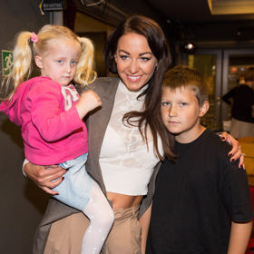 Dcera Mia a syn Kryšpín jsou teď Agáty největší parťáci. Muž po jejím boku možná zastane roli hlavy rodiny.