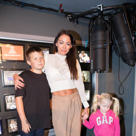 Agáta už dávno není rebelkou, která by vymetala večírky. Je z ní máma dvou dětí, Kryšpína a Mii.