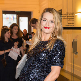 Houslistka Markéta Muzikářová má rodit každou chvíli. Přesto si premiéru nového muzikálu nenechala ujít a oblékla poměrně výrazné flitrové šaty v modrém odstínu. 