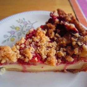 Lahodný, máslem a jahodami vonící koláč je vynikající čerstvý, ještě mírně teplý a přímo z trouby.