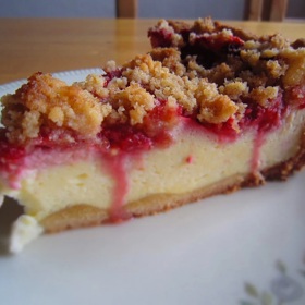 Na řezu lze vidět tvarohovou náplň, kterou oživují jahody.