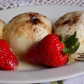 Kynuté jahodové knedlíky lze ozdobit i skořicí a čerstvými jahodami, kterých není nikdy dost.