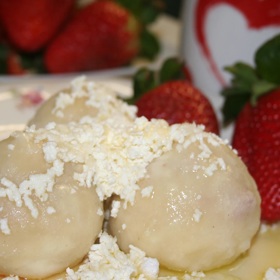 Kynuté jahodové knedlíky jsou výtečné s rozpuštěným máslem a nastrouhaným tvarohem.