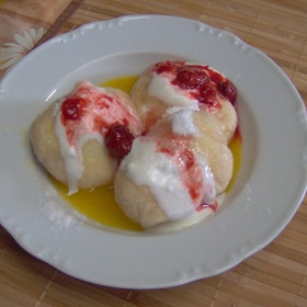 Kynuté jahodové knedlíky jsou báječné také se smetanou.