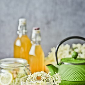 Když necháte květy bezu černého vysušit, hodí se do čaje. V zimě pomáhá s nachlazením.