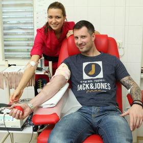 Moderátor Petr Vágner daruje krev pravidelně už dlouhé roky. Stejně jako modelka Eva Čerešňáková.