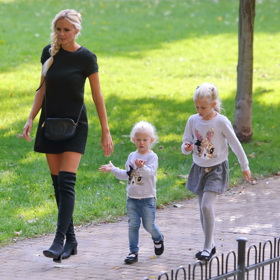 Modelka Lucie Hadašová se svými dcerkami. Jsou z nich nerozlučné parťačky a s maminkou tráví většinu volného času.